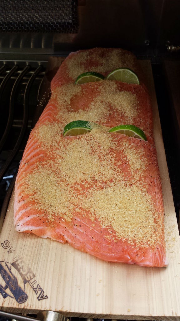 Lachs auf Zedenholz-Planke