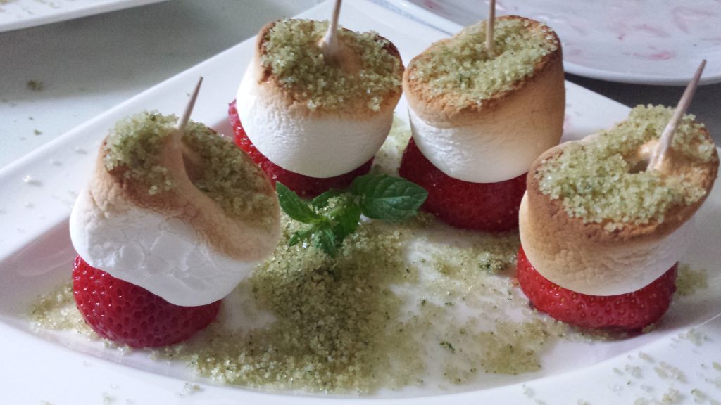 Marshmallow-Erdbeeren mit Zucker-Minze-Brause
