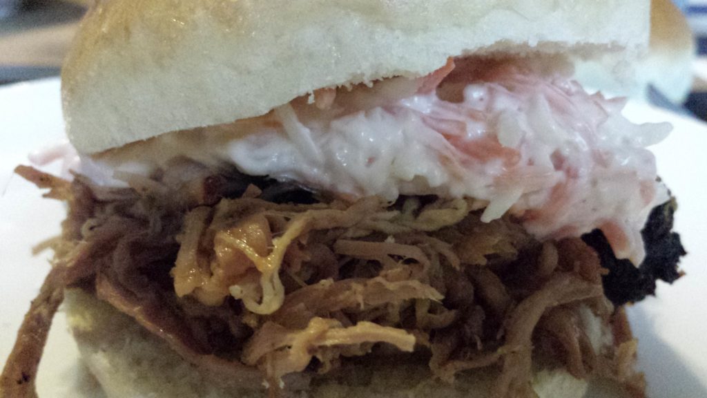 Pulled Pork mit Bun und Cole Slaw