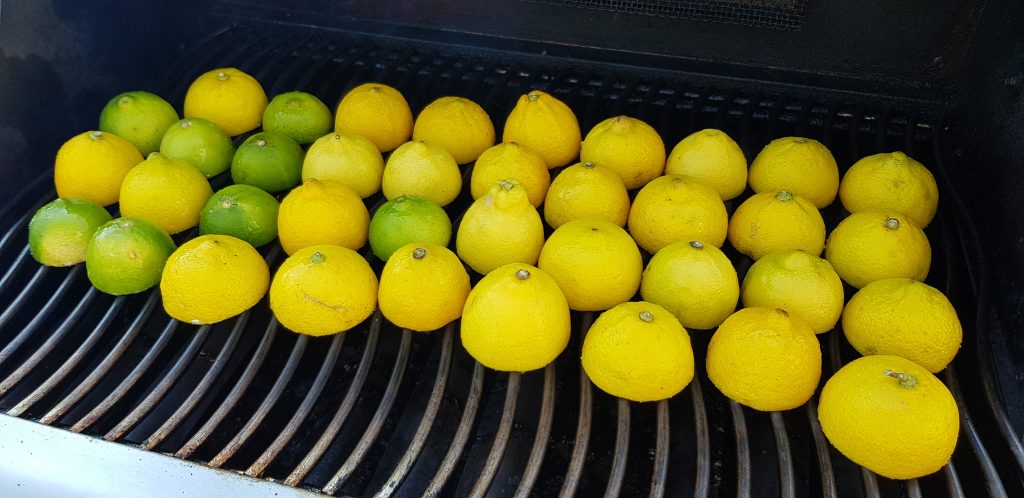 Angrillen der Zitronen und Limetten