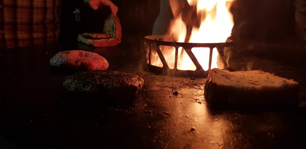 Ausklang am Feuer mit Burger und Bier