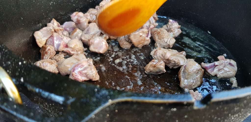 Reh-Gulasch aus dem Dutch Oven