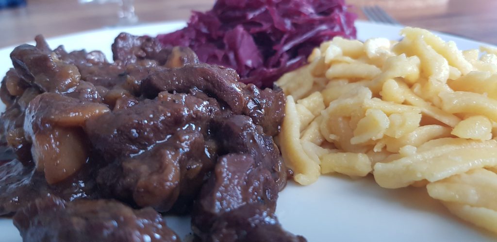 Reh-Gulasch mit Rotkohl und Spätzle