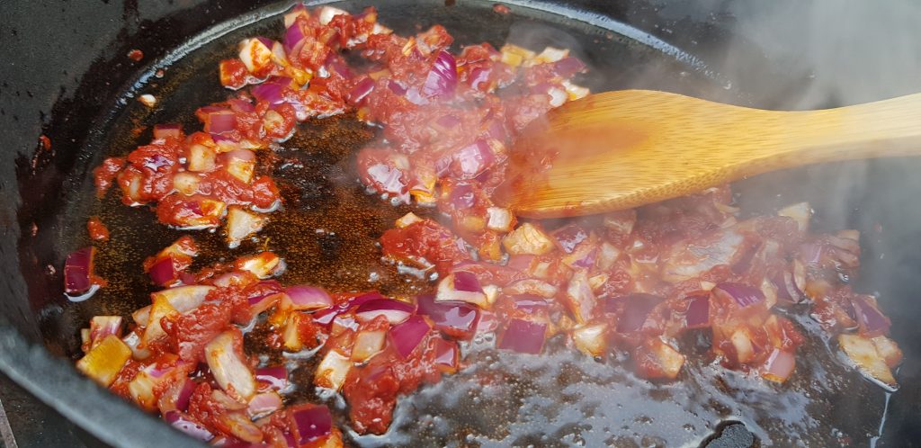 Zwiebeln & Tomatenmark dünsten