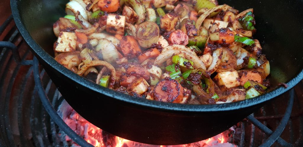 Tomatenmark und Gemüse anbraten