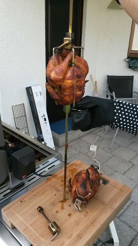 Hähnchen vom Spieß nehmen